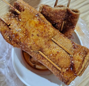 Authentic Chongqing Street Food: Tofu Curd Skewers (Dou Gan)—Grilled, Fried, or Chilled, the Ultimate Alleyway Treat