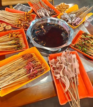 Late-Night Drinks in Chongqing’s Back Alley: Grab Your Crew for Skewers, The True Local Nightlife